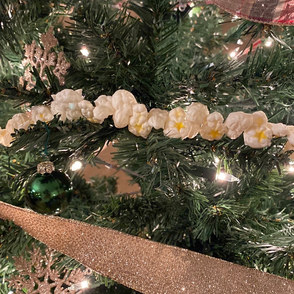 Popcorn Garland -looks just like real buttered popcorn